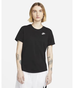 
Het Nike sportswear club essentials wom T-shirt is de perfecte combinatie van comfort en stijl voor elke dag. Met een eigentijdse update en subtiele details is dit shirt ideaal voor een sportieve casual look. De comfortabele pasvorm en licht afgeronde zoom zorgen voor een moderne en relaxte uitstraling. Het duurzame materiaal van katoen en polyester zorgt ervoor dat het shirt lang meegaat en gemakkelijk te onderhouden is. Het geborduurde logo geeft een minimalistische en stijlvolle touch aan het geheel. Of je nu gaat sporten, boodschappen doet of gewoon een casual dag hebt, het Nike Club Essentials T-shirt is een tijdloze must-have voor in je garderobe. Verkrijgbaar in de klassieke kleur Zwart/Wit, kun je dit shirt moeiteloos combineren met al je dagelijkse outfits. Kies voor comfort en stijl met het Nike sportswear club essentials wom T-shirt, perfect voor elke dag en elke gelegenheid.