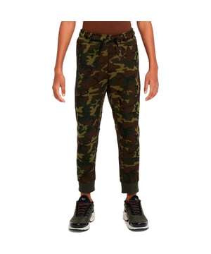 
De Nike Tech Fleece joggingbroek voor Grote Kinderen is een must-have voor elke jongen die comfort en stijl wil combineren in zijn dagelijkse outfit. Of het nu is voor een actieve schooldag of een ontspannen weekend thuis, deze joggingbroek biedt de perfecte mix van comfort en trends. Het ontwerp van de broek zorgt voor een moderne pasvorm met een losse pasvorm bij de dijen die geleidelijk smaller wordt naar de knieën. Dit zorgt niet alleen voor comfort tijdens het dragen, maar geeft ook een getailleerde look die helemaal in lijn is met de laatste trends. Gemaakt van premium fleece, voelt deze broek ongelooflijk zacht aan en biedt de nodige warmte op koudere dagen. De gladde stof aan beide kanten zorgt voor extra comfort tijdens het dragen. De lange, geribde boorden en contrasterende tape geven de broek de herkenbare Tech Fleece stijl die geliefd is bij jongens van alle leeftijden. Praktisch gezien is deze broek ook een winnaar. De elastische tailleband met trekkoord zorgt voor de