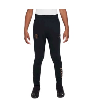 
Introductie: De Nike PSG Y NK DF Strk Pant KPZ3R is de ideale trainingsbroek voor jongens die net zo serieus zijn over hun sportprestaties als hun favoriete voetbalteam. De zwarte trainingsbroek is perfect voor trainingen op het veld of in de sportschool en zorgt ervoor dat je comfortabel en stijlvol kunt bewegen. Voordelen: Met deze trainingsbroek van Nike kun je met vertrouwen je trainingen tegemoet gaan. De broek is gemaakt van hoogwaardig materiaal dat zorgt voor optimale ventilatie en vochtafvoer, waardoor je koel en droog blijft tijdens intensieve workouts. Daarnaast zorgt de elastische tailleband met trekkoord ervoor dat de broek altijd perfect op zijn plek blijft zitten, ongeacht hoe intensief je beweegt. Belangrijkste kenmerken: De trainingsbroek is voorzien van het kenmerkende Nike logo en het PSG-logo van Paris Saint-Germain, waardoor je trots kunt laten zien welk team je steunt. De broek heeft handige zijzakken met ritssluiting waarin je je essentials veilig kunt opbergen
