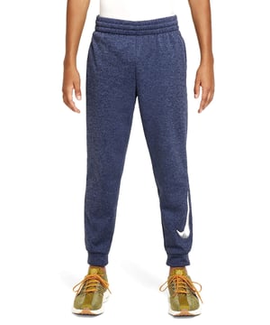 
Deze klassieke joggingbroek is een echte allrounder, ongeacht het weer. Glad aan de buitenkant met knusse warmte aan de binnenkant, deze thermische stof is gemaakt voor spelen in de kou en helpt je langer buiten te blijven bij lagere temperaturen. Een Swoosh-logo op het onderbeen voegt een ander soort stijl toe aan je look, zodat je vol vertrouwen en met stijl aan je dag kunt beginnen. Voordelen Nike Therma-FIT-technologie helpt de natuurlijke warmte van je lichaam te reguleren om je warm te houden in koude weersomstandigheden. We hebben onze maatreeks aangepast om te focussen op pasvorm, niet op geslacht, zodat elk kind op zijn eigen manier kan spelen. Zakken maken het gemakkelijk om je spullen op te bergen en weer verder te spelen. De brede elastische tailleband met interne trekkoord helpt een strakke, comfortabele pasvorm te bieden die je kunt aanpassen indien nodig. Geribbelde manchetten laten je je favoriete sneakers zien. Productdetails 100% polyester Machinewasbaar Getoond: