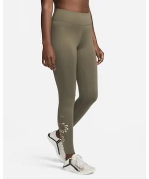 
Klaar voor een koude training of om je lekker warm te houden: de Nike Therma-FIT One-legging is de behaaglijke versie van onze meest veelzijdige legging. Het supercomfortabele ontwerp voert zweet af om je droog te houden. Bovendien kun je niet door de stof heen kijken, dus je kunt erop vertrouwen dat je bedekt bent.
