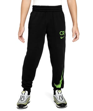 
Deze joggingbroek is jouw ideale metgezel, of je nu langs de zijlijn van je volgende wedstrijd staat of thuis je vaardigheden aanscherpt. De lichte fleece voelt glad aan aan de buitenkant en is zacht geborsteld aan de binnenkant, waardoor het een praktische laag vormt voor extra warmte tijdens koelere momenten. Met een elastische tailleband en trekkoord kun je moeiteloos de perfecte pasvorm creëren, terwijl de geribde boorden ervoor zorgen dat je jouw favoriete schoenen kunt showen zonder in te leveren op comfort. Belangrijke productdetails zijn onder meer het materiaal van 80% katoen en 20% polyester voor het lichaam en 100% katoen voor de binnenzakken. Daarnaast is de broek voorzien van handige zijzakken en stijlvolle geprinte graphics. Gemakkelijk te onderhouden, kan deze joggingbroek gewoon in de wasmachine worden gewassen. De joggingbroek wordt getoond in een stoere combinatie van Zwart en Green Strike, en de stijlcode is FN8426-010. Met deze joggingbroek blijf je niet alleen