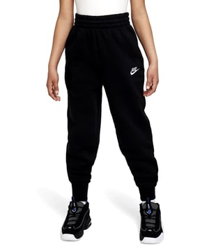 
Introductie De Nike Sportswear Club Fleece Big Kid - Zwart is ontworpen om kinderen comfortabel te houden en tegelijkertijd stijlvol te laten zien. Gemaakt van zachte, duurzame stof met een geribbelde boord, deze trui is perfect voor actieve kids. Voordelen De Nike Sportswear Club Fleece Big Kid - Zwart is perfect voor actieve kids. Het is gemaakt van een zachte, duurzame stof met een geribbelde boord voor extra comfort. Het is ook voorzien van een gedetailleerd Nike logo voor stijlvolle flair. Belangrijke kenmerken * Gemaakt van zachte, duurzame stof met een geribbelde boord. * Voorzien van een gedetailleerd Nike logo voor stijlvolle flair. * Perfect voor actieve kids. * Verkrijgbaar in zwart. * Geschikt voor meisjes. Samenvatting De Nike Sportswear Club Fleece Big Kid - Zwart is ontworpen om kinderen comfortabel te houden en tegelijkertijd stijlvol te laten zien. Gemaakt van zachte, duurzame stof met een geribbelde boord, deze trui is perfect voor actieve kids. Het is voorzien van