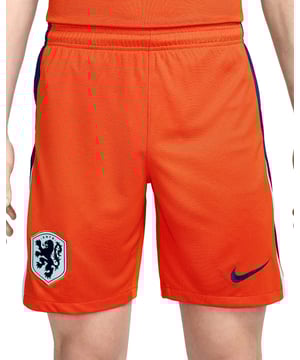 
Maak kennis met de NIKE knvb m nk df stad short hm, een replica wedstrijdshort speciaal ontworpen voor de voetballiefhebbers. Deze shorts zijn het toppunt van stijl en technologie, perfect voor het zomerseizoen. Als je doel is om uit te blinken op het voetbalveld, dan is dit short een ultieme weerspiegeling van jouw toewijding aan voetbalexcellentie. Een balans van esthetiek en functionaliteit staat centraal in het design, dat opvalt door zijn levendige oranje tint, officieel gelabeld als 819 safety orange/blue void/co. De NIKE knvb m nk df stad short hm is meer dan alleen een kledingstuk. Het biedt ook tal van voordelen. Om te beginnen zijn deze shorts ontwikkeld met hoogwaardige materialen, belovend van duurzaamheid en slijtvastheid. Dit garandeert langdurig gebruik ongeacht de frequentie en intensiteit van het spel. Bovendien doorstaat deze short niet alleen de test van tijd, maar ook de test van comfort. De gebruikte technologie maximaliseert het comfortniveau tijdens het dragen,