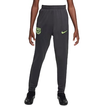 
Introductie: Maak kennis met de Nike FC Barcelona Young Nike Dry Strike Pant KPZ3R trainingsbroek, speciaal ontworpen voor jongens die op zoek zijn naar comfort en stijl tijdens het sporten. Voordelen: Deze trainingsbroek is gemaakt van hoogwaardig materiaal dat zorgt voor optimale ventilatie en flexibiliteit tijdens het sporten. Dankzij de Nike Dry technologie wordt zweet snel afgevoerd, waardoor je droog en comfortabel blijft, zelfs tijdens intensieve trainingen. De elastische tailleband zorgt voor een perfecte pasvorm en de ritssluitingen bij de enkels maken het gemakkelijk om de broek aan en uit te trekken over je sportschoenen. Belangrijkste kenmerken: De Nike FC Barcelona Young Nike Dry Strike Pant KPZ3R trainingsbroek is uitgevoerd in het zwart met het logo van FC Barcelona op de ene pijp en het Nike Swoosh logo op de andere pijp. De broek heeft twee zijzakken met ritssluiting voor het veilig opbergen van kleine spullen tijdens het sporten. De taps toelopende pijpen zorgen voor