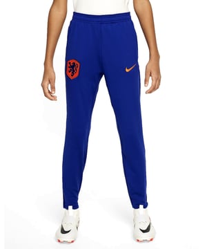 
Stel je voor, je stapt het voetbalveld op, klaar voor de wedstrijd of training. Je draagt de NIKE knvb y nk df strk pant kpz, een trainingsbroek die speciaal ontworpen is voor jongens met een passie voor voetbal. Deze broek, gekenmerkt door zijn klassieke blauwe kleur, is niet zomaar een trainingsbroek. Het is een perfecte combinatie van traditionele pasvorm en moderne functionaliteit, ontworpen met oog voor de behoeften van de opkomende voetbalster. Eén van de voordelen van het dragen van deze NIKE trainingsbroek is de zweetafvoerende technologie. Door de ingebouwde Nike Dri-FIT technologie wordt zweet snel van de huid weggevoerd voor een snellere verdamping. Zelfs bij de meest intensieve trainingen blijf je daardoor droog en comfortabel. Dat betekent dat je je focus kunt houden op het verbeteren van je voetbaltechnieken, in plaats van je druk te maken over externe factoren. Een ander handig kenmerk van deze voetbal trainingsbroek is de aanwezigheid van enkel ritsen. Hiermee kun je de
