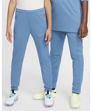 
Introductie: De NIKE dri-fit academy23 kids' soccer trainingsbroek is speciaal ontworpen voor jonge voetballers die comfort en bewegingsvrijheid nodig hebben tijdens trainingen en wedstrijden. Met zijn blauwe kleur en stoere uitstraling is deze broek een must-have voor elke jonge voetbalfan. Voordelen: Deze trainingsbroek biedt tal van voordelen voor jonge voetballers. Dankzij het gebruik van dri-fit materiaal blijft de broek droog en comfortabel, zelfs tijdens intensieve trainingssessies. De elastische tailleband zorgt voor een perfecte pasvorm en optimale bewegingsvrijheid. Bovendien is de broek voorzien van zijzakken met rits, ideaal voor het opbergen van kleine spullen tijdens het sporten. Belangrijkste kenmerken: De NIKE dri-fit academy23 kids' soccer trainingsbroek is gemaakt van hoogwaardig materiaal dat zowel duurzaam als ademend is. De broek heeft een taps toelopende pasvorm voor een modern en sportief uiterlijk. Met het NIKE logo op de voorkant van de broek en het iconische