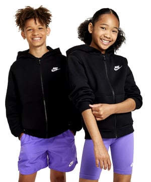 
Introductie De Nike K NSW Club FLC HD FZ LS LBR is een stijlvolle en comfortabele kledingstuk voor jongens. Dankzij zijn zwart-witte kleurencombinatie is deze Nike pull perfect voor een casual look. Deze Nike-pullover is gemaakt van zacht en comfortabel materiaal en is voorzien van een kangoeroezak, lange mouwen en een geribbelde ronde hals. Voordelen Met de Nike K NSW Club FLC HD FZ LS LBR krijg je een comfortabele en stijlvolle pullover die ideaal is voor jongens. Het zachte en comfortabele materiaal zorgt ervoor dat de pullover lekker zit en je er de hele dag comfortabel in kunt bewegen. Dankzij de zwart-witte kleurencombinatie is de pullover gemakkelijk te combineren met andere kledingstukken en geschikt voor elke gelegenheid. Belangrijke kenmerken * Zachte en comfortabele stof * Kangoeroezak * Lange mouwen * Geribbelde ronde hals * Zwart-witte kleurencombinatie Samenvatting De Nike K NSW Club FLC HD FZ LS LBR is een stijlvolle en comfortabele pullover voor jongens. De pullover is