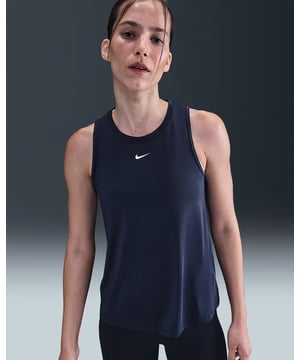 
Introductie: Ontdek het ultieme comfort gecombineerd met hoogwaardige functionaliteit met de NIKE One Classic Dri-FIT Tank voor vrouwen. Deze trainingssinglet voor dames, slim ontworpen in een levendige blauwe tint, biedt zowel stijl als prestaties in één pakket. Voordelen: Er zijn veel voordelen te ontdekken bij het kiezen van de NIKE One Classic Women's Dri-FIT Tank. Dankzij de revolutionaire Dri-FIT technologie kunt u met volledige gemoedsrust zware trainingen en activiteiten aanpakken. Deze technologie zorgt voor effectief vochtbeheer door zweet en vocht van de huid af te voeren en uw lichaam droog en comfortabel te houden. Deze tanktop voor dames geeft u ook de nodige bewegingsvrijheid om uw oefeningen uit te voeren zonder beperkingen. Belangrijkste kenmerken: Een van de meest opvallende kenmerken van deze NIKE singlet is de hoogwaardige stof waarvan ze gemaakt is. Deze stof is licht van gewicht en ademend, wat bijdraagt aan het optimale draagcomfort. Zelfs tijdens de meest