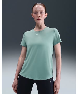 
Ervaar de ongeëvenaarde stijl en het ultieme comfort met de NIKE One Classic Women's Dri-Fit T-Shirt. Het is niet zomaar een t-shirt, het is een slimme combinatie van sportieve elegantie en hoogwaardige technologie, perfect ontworpen voor de actieve en modebewuste vrouw van vandaag. Eén van de grootste voordelen van de NIKE One Classic Women's Dri-Fit T-Shirt is het onvergelijkbare comfort dat het biedt. Gemaakt met het unieke Dri-Fit materiaal van NIKE, is dit t-shirt specifiek ontworpen om zweet van het lichaam weg te voeren. Dus, of je nu in de sportschool bent, buiten hardloopt of gewoon een drukke dag hebt, je blijft je altijd fris en droog voelen. Daarnaast beschikt dit t-shirt ook over een korte mouwontwerp waardoor je maximale bewegingsvrijheid hebt tijdens je trainingen of dagelijkse activiteiten. Enkele van de belangrijkste kenmerken van de NIKE One Classic Women's Dri-Fit T-Shirt liggen in de aandacht voor detail en het gebruik van hoogwaardige materialen. Het is gemaakt van