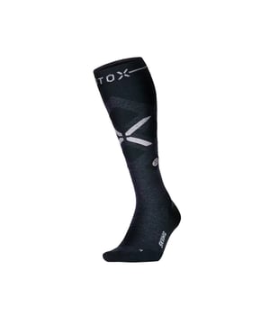 
Stox Ski Sokken 

 Deze sokken zijn speciaal ontworpen voor skiërs. Geen koude voeten meer tijdens het skiën. Voorkom spierpijn, kramp en zorg voor snel herstel. Gemaakt van merinowol voor een comfortabel en warm gevoel. De skisokken bevatten compressie. Dit verbetert de bloedcirculatie in de benen. Hiermee voorkom je kramp, vermoeide benen of koude voeten. STOX Energy Socks zijn premium compressiesokken gemaakt van hoogwaardig en duurzame materialen. Drukklasse 2 Compressie (23-32 mmHg). 

 Plus en Minpunten:

 + Degressieve compressie verbetert de bloedcirculatie
+ Optimale drukverdeling
+ Voorkomt koude voeten, kramp en vermoeidheid
+ Merinowol, maximaal ademend voor warme en droge voeten
+ Perfecte pasvorm, naadloos ontwerp voorkomt drukplekken

  