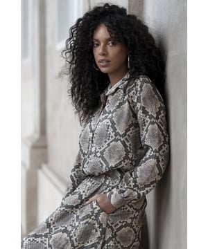 
53644-20 999 Geisha Blouse animal black/sand  Materiaal: 82% viscose / 18% polyamide