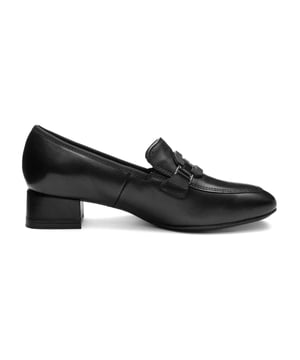
Mūsų moteriškuose bateliuose su dekoratyviniu užsegimu elegancija dera su komfortu. Diskretiškai integruotos elastinės juostelės leidžia lengvai apsiauti ir nusiauti, užtikrinant saugų prigludimą. Blokinis kulnas ir platus profilis garantuoja stabilumą, o neslystantis padas – saugų ir komfortišką vaikščiojimą. Dėl „High Soft“ technologijos, itin minkštos odos ir itin lankstaus pado derinio, mėgausitės tobulu prigludimu. Tvirtai integruotas, minkštai paminkštintas vidpadis ir minkštas tekstilinis pamušalas suteikia maksimalų komfortą. Madinga dekoratyvinė sagtis suteikia ypatingo akcento šiems nesenstantiems elegantiškiems bateliams. Aukštos kokybės oda užbaigia įvaizdį, todėl šie bateliai yra idealus pasirinkimas stilių vertinančioms moterims.