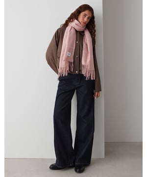 
Deze prachtige roze dessin sjaal shawls voor dames van het merk Opus zijn onmisbaar in elke garderobe. De sjaal is gemaakt van hoogwaardige materialen zoals 65% polyethyleen en 35% viscose, wat zorgt voor een zacht en comfortabel gevoel. Het opvallende dessin in verschillende tinten roze maakt deze sjaal een echte eyecatcher. Perfect voor elke gelegenheid, of het nu voor een casual look is of voor een avondje uit. Met deze sjaal voeg je een vleugje kleur toe aan je outfit en geef je jouw look een trendy upgrade. Bestel nu en straal met deze prachtige sjaal shawls !