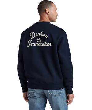 
De denham arch sweat cps is een donkerblauwe sweater met een tijdloze ronde hals en een rustige, normale lengte die moeiteloos in je dagelijkse garderobe past. Gemaakt van katoen met polyester voor extra duurzaamheid, voelt de binnenkant zacht aan en geeft de stof een verzorgde uitstraling die je vaak wilt dragen. Het subtiele, geborduurde denham denim-logo op borsthoogte voegt een verfijnde touch toe zonder te overheersen, waardoor het model zowel ingetogen als stijlvol oogt. Doordat de trui netjes is afgewerkt zie je vakmanschap in de naden en randen terug, een kwaliteit die opvalt tijdens alledaagse momenten. Deze sweater werkt moeiteloos met jeans of een gekleurde broek en geeft je outfit direct een volwassen en moderne twist. Het merk denham levert hier een basic dat toch karakter heeft, ideaal voor wie stille kwaliteit waardeert. Draag hem met plezier en voel je een stapje zekerder in je eigen stijl.