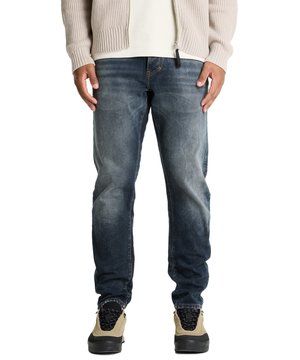 
De chasin' Helyx Energy dark blue tinted denim combineert een tijdloze donker blauwe kleur met een moderne straight vorm die net iets smaller loopt bij de enkel, waardoor je een verzorgde maar ontspannen uitstraling krijgt. De normale taillehoogte en gewone pasvorm geven bewegingsvrijheid zonder te verliezen aan stijl, terwijl de soepele mix van katoen, polyester en elastan zorgt voor subtiele stretch die meebeweegt met je dag. Kleine details maken het verschil: authentieke wassing, extra stiknaden en het herkenbare logo langs de zijnaad geven karakter zonder opzichtigheid, en de achterzakken met stiksels zorgen voor een stoere finishing touch. De knoopsgulp en nette afwerking bij de insteekzakken benadrukken de kwaliteit, en het geheel draagt prettig door de gebalanceerde lengte en ontwerp.