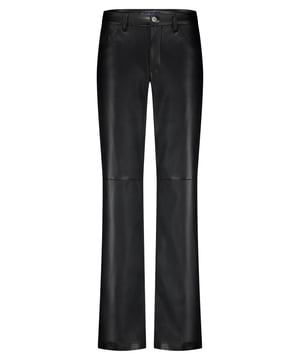 
<p>De Colette Faux Leather is een faux leren wide leg broek met een hoge taille. De broek is aansluitend op de heup en loopt vanaf de bovenbeen wijd uit. De Colette Faux Leather heeft een naad bij het bovenbeen en paspelzakken aan de achterkant.</p>
<ul>
<li>
<div>Samenstelling: 100%polyurethane Backside:100% polyester</div>
</li>
<li>
<div>Fitting: high rise - regular fit - wide legs</div>
</li>
</ul>
