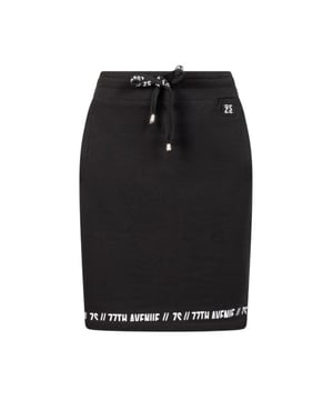 
De rok heeft een elastische tailleband met een sportieve textprint op het trekkoord en aan de onderkant van de rok. De rok heeft steekzakken en een logo patch op de voorkant.Extra details Elastische tailleband Trekkoord Sportiefe printMateriaal:96% Katoen  4% ElastaanWasvoorschrift:Machinewas max. Fijnwas 30 graden Celsius. Niet in droger