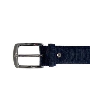 

     Artikel 8842253401-Belt Suede Lizzard in kleur 8100-Darkblue is een prachtige blauwe riem, voor heren, van het merk Rehab. De voetwijdte is standaard.
    <BR>Rehab is een uniek merk dat afkomstig is uit ons eigen land. Rehab is begonnen als merk voor de man en brengt tegenwoordig ook een eigenzinnige collectie voor de trendy vrouw. De schoenen zijn erg populair, juist omdat ze net even anders zijn. Dit zie je terug door het gebruik van verschillende materialen, kleuren, details en verrassende elementen. Een mix van klassiek en sportief zorgen ervoor dat de schoenen perfect te dragen zijn onder een stoere jeans, maar evengoed onder een driedelig pak. Rehab blijft innoveren en toont keer op keer trendy collecties.
    
    
