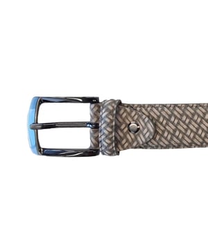 

     Artikel 8842241401-Belt Braid in kleur 5000-Sand is een prachtige bruine riem, voor heren, van het merk Rehab. De voetwijdte is standaard.
    <BR>Rehab is een uniek merk dat afkomstig is uit ons eigen land. Rehab is begonnen als merk voor de man en brengt tegenwoordig ook een eigenzinnige collectie voor de trendy vrouw. De schoenen zijn erg populair, juist omdat ze net even anders zijn. Dit zie je terug door het gebruik van verschillende materialen, kleuren, details en verrassende elementen. Een mix van klassiek en sportief zorgen ervoor dat de schoenen perfect te dragen zijn onder een stoere jeans, maar evengoed onder een driedelig pak. Rehab blijft innoveren en toont keer op keer trendy collecties.
    
    