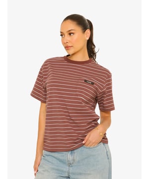 
Het oversized gestreepte T-shirt met korte mouwen: een echte must-have van het seizoen. Met zijn boxy fit combineert dit oversized T-shirt mode met gemak. Het T-shirt is gemaakt van zacht katoen, terwijl de voorzak en het logolabel een extra touch geven.