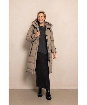 
JAS ZHISI MAX NEW ZJ161-N340 TAUPE 264 VAN ZHRILL ,is een geweldige, lange winterjas. Deze jas is op twee manieren te dragen. De mouwen zijn afritsbaar dus deze jas kan ook als een bodywarmer gedragen worden. De jas heeft beige ritslabels en aan de zijkant een rits, wat erg handig is voor op de fiets. valt normaal op maat.

Materiaal: 100% Polyester Kleur : taupe