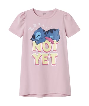 
Het meisjesnachthemd van Name It brengt comfort en plezier samen dankzij de vrolijke print van het geliefde Disney-karakter Stitch. De soepele pasvorm en zachte stof maken dit nachthemd ideaal voor een goede nachtrust.