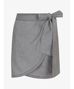 
De JOSH V Cameo denim overslagrok in de kleur Grey Denim is een echte statement piece voor jouw garderobe. Het denim rokje is gemaakt van katoen, ingekocht via Better Cotton. Door middel van een striksluiting sluit het rokje en kun je het item op gewenste maat dragen in de taille. Het grijze denim rokje is onderdeel van een complete set en combineer je perfect met de bijpassende Meggy blouse, maar ook combineer je dit item perfect met een grijze trui en boots voor een mooie winter look.
