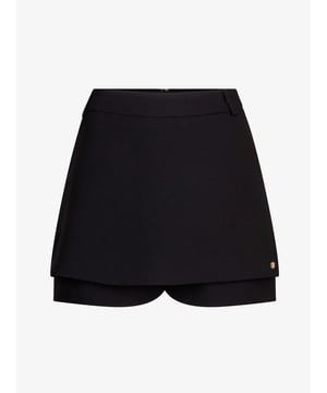 
De JOSH V Kingsley skort in Black is een veelzijdige en stijlvolle toevoeging aan je garderobe. Het skortje is gemaakt van een comfortabele kwaliteit met gerecycled polyester, viscose en stretch. De zwarte skort heeft een hoge taille en is verrijkt met een elastieken tailleband aan de achterzijde, steekzakken en een blinde ritssluiting. Stijltip: combineer de Kingsley skort met een oversized blouse, boots en mantel voor een chique herfstlook.