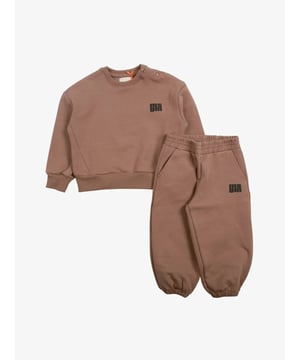 
Het taupe joggingpak van het Italiaanse merk MSGM heeft elastische boorden en een klein merklogo aan de linkerzijde zowel bij de sweater als de broek.