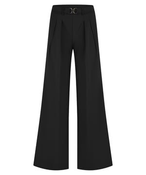 
LADY DAY Pearl vind je nu op To Be Dressed. Prachtig en uniek item van premium travelkwaliteit en gemaakt van de volgende materialen: 80%polyamide/20%EA. De Pearl is een lange broek met recht vallende pijpen. Het item is voorzien van een bandplooi en riemdetail. De broek is voorzien van steekzakken voor en sier paspelzakken achter.