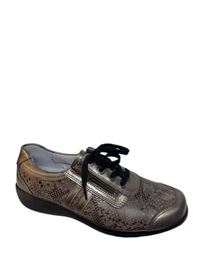 
De 9973 674-035 van Stuppy is een echte blikvanger. De 9973 674-035 is uitgevoerd in de kleur 674 035 Taupe. Bekijk ook onze overige collectie van Stuppy op onze webshop!