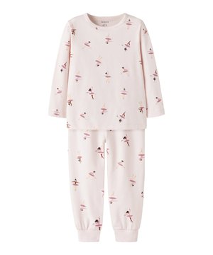
De meisjespyjama van Name It maakt bedtijd extra leuk. Deze set is gemaakt van zachte jersey, een lichte en rekbare stof met een glad oppervlak aan zowel de buiten- als binnenkant. Hierdoor voelt de pyjama heerlijk comfortabel aan en biedt hij volop bewegingsvrijheid. Het schattige ballerina-design maakt het geheel speels en vrolijk, perfect voor een goede nachtrust.