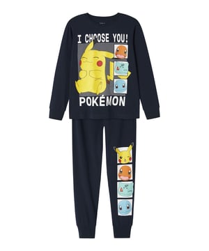 
De jongenspyjama van Name It is speciaal gemaakt voor echte Pokémon-fans. Op het T-shirt staat de bekende tekst “I choose you!”, waardoor bedtijd nog leuker wordt. Deze set combineert zacht katoen met een vleugje stretch voor optimaal comfort en bewegingsvrijheid. Zo slaapt je kind heerlijk én gaat hij met plezier naar bed.