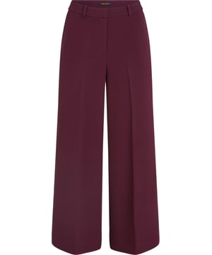 
De Chloe pantalon van King Louie is een elegante, bordeauxrode broek die moeiteloos je look verheft. De hoge tailleband sluit mooi aan en geeft een flatterende silhouet, terwijl de wijdvallende pijpen bewegen alsof ze voor jou zijn gemaakt. Gemaakt van een mix van elastane, polyester en viscose voelt de stof soepel en licht rekbaar, waardoor de pantalon soepel omlijnt zonder te strak te lijken. Door de normale lengte en reguliere pasvorm kun je de broek zowel met nette schoenen als stoerdere enkellaarsjes dragen. Deze chino-achtige pantalon combineert de klassieke allure van een damesbroek met moderne draagbaarheid; de kleur geeft elke outfit direct warmte en karakter. Draag hem met een fijngebreide trui of een blouse voor een zorgvuldig samengestelde look die toch ontspannen oogt. Een stijlvolle keuze die je zelfvertrouwen een subtiel extra duwtje geeft en waar je met plezier op terugvalt.
