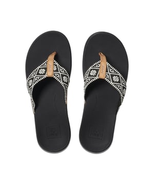 
Reef Ortho Woven dames slippers zwart  

 Opzoek naar een nieuwe slippers voor dames ? Dan zijn deze slippers misschien wel iets voor jouw. Deze zwarte dames slippers van Reef zijn stijlvol, comfortabel en een goede keuze voor tijdens de zomer. Je draagt ze gemakkelijk onder elke outfit en dankzij een voorgevormd voetbed en zachte materialen, voelen ze comfortabel aan tijdens het lopen

 Reef Ortho Woven dames slippers

 Deze Reef slippers zijn gemaakt van synthetisch leer. Dit biedt veel comfort en stevigheid tijdens het lopen op deze slippers in de zomer.

 Handig om te weten:

 - Pasvorm: Normaal
