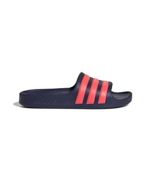 
Adidas Adilette junior badslippers marine 

 De wel bekende Adidas Adilette badslippers met drie strepen in de kleur marine. De Adilette badslippers staan bekend om hun hoge draagcomfort dankzij een prettig voorgevormd voetbed en een brede band die over de voet loopt. Dankzij Cloudfoam geniet je van extra demping. 

 Handig om te weten:

 Materiaal: Cloudfoam
Pasvorm: Normaal