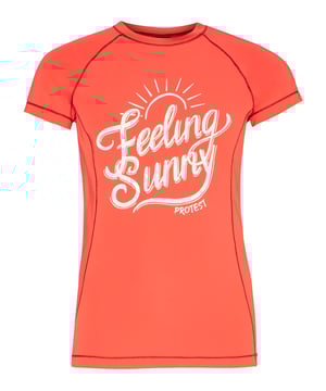 
Protest BENTA JR rashguard short sleeve surf t-shirt meisjes

 Ontdek de geweldige Benta JR van Protest. Deze lycra is perfect voor je dagen op het strand en op het water. De stof van de Benta JR is zo behandeld dat de lycra UV-bescherming met factor 50 biedt. Dit betekent dat de huid onder de lycra wordt beschermd tegen de krachtige zonnestralen. De hoogsluitende hals zorgt voor een goede bescherming. De Benta JR heeft een cool design met de tekst ‘Feeling sunny’. Combineer deze mooie lycra met een bikinibroekje, legging of short uit ons assortiment. De stof is PFC-vrij om het gebruik van deze chemische stof te verminderen en daarmee de schade aan het milieu te beperken. De Benta JR van Protest is een must-have voor je zomeravonturen.

 Handig om te weten:

 - Pasvorm: Normaal
- Naden: Gestikt
- Materiaal: Polyester
