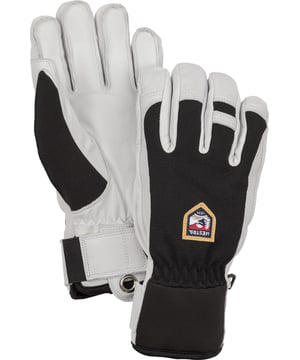 
Hestra Army leather Patrol vinger handschoenen sr

 Een korte en soepele freeride-handschoen in een strak ontwerp, volledig gemaakt van koeienhuid (kleur 000 is gemaakt van geitenleer). Zachte polyester voering en geïsoleerd met verwarmend G-loft polyester. Voorzien van een neopreen manchet met klittenbandsluiting en handboeien.