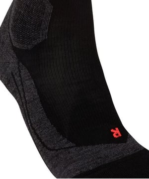 
Falke SK Compression W1 compressiesokken

 Maak kennis met de Falke SK Compression W1 compressiesokken in klassiek zwart, de beste keuze voor sportieve vrouwen die het beste uit hun sportprestaties willen halen. Deze sokken zijn speciaal gemaakt om de bloedcirculatie te verbeteren en spierpijn te verminderen, waardoor je langer en comfortabeler kunt sporten. De anatomisch gevormde pasvorm en het kwalitatieve materiaal zorgen voor de beste ondersteuning en optimaal draagcomfort, ongeacht de inspanning van je activiteiten.

 Falke SK Compression W1 compressiesokken voor dames

 De Falke SK Compression W1 compressiesokken voor dames bieden niet alleen functionele voordelen, maar zien er ook nog eens mooie uit. Of je nou gaat hardlopen, wandelen, of een zware training hebt ingepland, deze compressiesokken helpen je om je doelen te bereiken met meer energie en minder hersteltijd. Investeer in je gezondheid en prestaties met de Falke SK Compression
