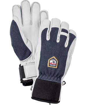 
Hestra Army leather Patrol vinger handschoenen sr

 Een korte en soepele freeride-handschoen in een strak ontwerp, volledig gemaakt van koeienhuid (kleur 000 is gemaakt van geitenleer). Zachte polyester voering en geïsoleerd met verwarmend G-loft polyester. Voorzien van een neopreen manchet met klittenbandsluiting en handboeien.