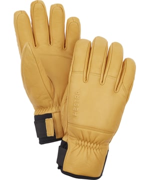 
Hestra Army leather Patrol vinger handschoenen sr

 Een korte en soepele freeride-handschoen in een strak ontwerp, volledig gemaakt van koeienhuid (kleur 000 is gemaakt van geitenleer). Zachte polyester voering en geïsoleerd met verwarmend G-loft polyester. Voorzien van een neopreen manchet met klittenbandsluiting en handboeien.