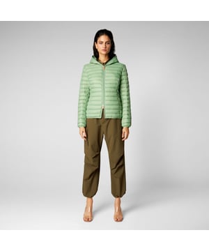 
Save The Duck Dizy Dames Tussen Jas Mint Green

 De jas is gemaakt van een innovatief materiaal genaamd Plumtech. Dit materiaal is ontwikkeld als een synthetisch alternatief voor dons en biedt dezelfde isolerende eigenschappen zonder gebruik te maken van dierlijke producten. Plumtech is ook lichtgewicht en gemakkelijk te onderhouden, waardoor het een ideale keuze is voor een jas die dagelijks gedragen kan worden.

 Save The Duck Dizy Korte Dames Gewatteerde Tussenjas 

 De Save the duck Dizy dames tussenjas heeft een slank en eigentijds ontwerp dat perfect past bij een casual of meer formele outfit. De jas is verkrijgbaar in verschillende kleuren en heeft een afneembare capuchon, waardoor je deze kunt aanpassen aan jouw persoonlijke stijl. Bovendien heeft de jas handige zakken om je belangrijke spullen op te bergen, zoals je telefoon en portemonnee.

 Plus en Minpunten: 

 + Capuchon 
+ Elastische manchetten