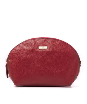 Dit item koop je nu extra voordelig in onze Tassen Outlet outlet waar het altijd dR Amsterdam sale is. Jouw dR Amsterdam artikelen het hele jaar in de uitverkoop!
Afmetingen: 16.00 cm breed x 11.00 cm hoog x 4.00 cm diep <p>Een leuk make-up tasje welke gemaakt is van rundleder. Het is erg handig om deze mee te nemen in je grotere tas, zo heb je snel en overzichtelijk alles bij de hand. Dit tasje wordt veilig afgesloten met een rits aan de buitenzijde en heeft binnenin ook nog ruimte voor het opbergen van drie creditcards. Om onderweg en  tussendoor je make-up bij te kunnen werken is er een spiegeltje aanwezig. Je kunt het tasje overal voor gebruiken, ook bijvoorbeeld in je sporttas of meenemen tijdens een weekendje weg. Het make-up tasje is door het oogje aan de buitenkant ook makkelijk vast te klikken aan de sleutelhanger in onze tassen.</p>