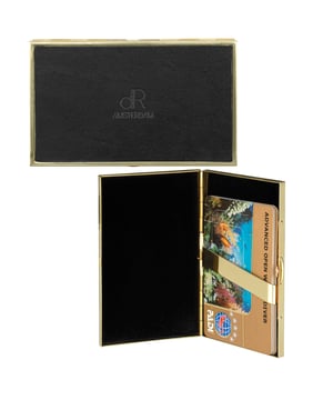 De laatste maten van dit topitem uit onze dR Amsterdam outlet, scoor je met een flinke korting. Het is altijd dR Amsterdam sale in de Tassen Outlet outlet op V&D.
Afmetingen: 10.00 cm breed x 6.00 cm hoog x 1.00 cm diep <p>Deze visitekaarthouder heeft een sjieke uitstraling, doordat je je visitekaartjes op kunt bergen in een metalen houder afgewerkt met rundleer. Een  heel handig item om te gebruiken als je veel visitekaartjes mee wilt nemen. Het  is eventueel ook te gebruiken m diversen creditcards in mee te nemen.</p>