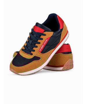 
Met een tijdloze en klassieke snit zijn deze sneakers een must-have voor elke casual stijl. Of je nu een dagelijkse outfit draagt of je look wat wilt opfrissen voor een avondje uit, deze sneakers passen perfect bij elke gelegenheid.

 Hier zijn de specificaties die deze sneakers onderscheiden:

  
 * Bovenwerk: Gemaakt van hoogwaardig leerachtig materiaal en aangevuld met een luxe suede-achtig materiaal. Deze combinatie zorgt voor een verfijnde uitstraling en duurzaamheid die lang meegaat. 
 * Voering met voering: De voering van deze sneakers is voorzien van comfortabel textiel, waardoor je voeten worden omhuld in zachtheid bij elke stap die je zet. Dit zorgt voor een aangename draagervaring, zelfs bij langdurig gebruik. 
 * Zool: De solide zool van deze sneakers biedt uitstekende grip en stabiliteit, dankzij het effectieve loopvlak. Of je nu wandelt door de stad of een stevige pas zet op het platteland, deze