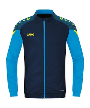 Nu beschikbaar in onze Jako outlet; deze topper van Jako! Dit merk en nog vele andere topmerken altijd in de sale in onze Heren Sportkleding Outlet outlet.
JAKO Polystervest Performance - 9322 Gemaakt van Matt-Polyseter-Tricot 100% gerecycled polyester waardoor deze niet zo ‘schijnt’. In de schouderinzet is gebruik gemaakt van Jacquard, ingeweven motieven, geweven in meerdere tinten. De schouders zijn gemaakt in een contrasterende kleur wat de jas een eigentijdse uitstraling geeft. Verder zijn de zijvakken afsluitbaar met een rits. De taille en mouwafsluitingen zijn gemaakt van Ripp. Verkrijgbaar in acht kleuren en goed te combineren met de Polyesterbroek Allround (9289)