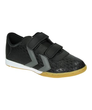 Wauw, met dit topitem uit de nieuwe collectie van Hummel mag je gezien worden!
HUMMEL hummel spirit jr in 172218-5163 De hummel Spirit Veters Indoor Kids is afkomstig uit de voetbalschoenencollectie van hummel. De zaalvoetbalschoenen ()van hummel zijn gemaakt van hoogwaardige materialen en hebben een goede prijs-kwaliteitverhouding. De Spirit Indoor voetbalschoenen hebben een flexibele en slijtvaste rubberen zool. De zool bevat daarnaast ook een draaipunt wat er voor zorgt dat je een betere wendbaarheid hebt en extra grip. De tussenzool heeft een schokdempende werking, waardoor je gewrichten minder belast worden. De vetersluiting loopt symmetrisch over de schoen voor een klassieke fit. De hielkap is verhard voor extra stabiliteit in de zaal.