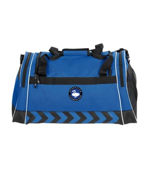 Wat een heerlijk item uit de nieuwe collectie van Hummel is dit! Ben er op tijd bij want voor deze hardloper geld op=op!.
Deze sporttas is vervaardigd uit hoogwaardig 600d polyester. De tas heeft een u-vormige rits aan bovenzijde, die toegang geeft tot het grote binnenvak. Deze is voorzien van een sleutelvak met rits. De zachte schouderpad op de verstelbare schouderband zorgt voor draaggemak. De tas heeft twee zijvakken met ritsen. De Milford Bag maakt onderdeel uit van een serie van drie tassen in drie formaten. Deze tas is de middelste van de drie, met afmetingen van 52 x 32 x 31 centimeter (lxbxh).