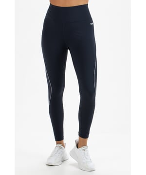 Maak nu de blits met dit topitem van de nieuwe collectie van Sjeng Sports. Helemaal van deze tijd en makkelijk te combineren.
Sjeng Sports Tennis padel Tenniskleding Broeken van het materiaal en in de kleur Marine.
